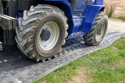 Robuste Fahrplatten aus Kunststoff – die flexible Lösung für sichere und belastbare Wege auf jeder Baustelle. Fahrplatten